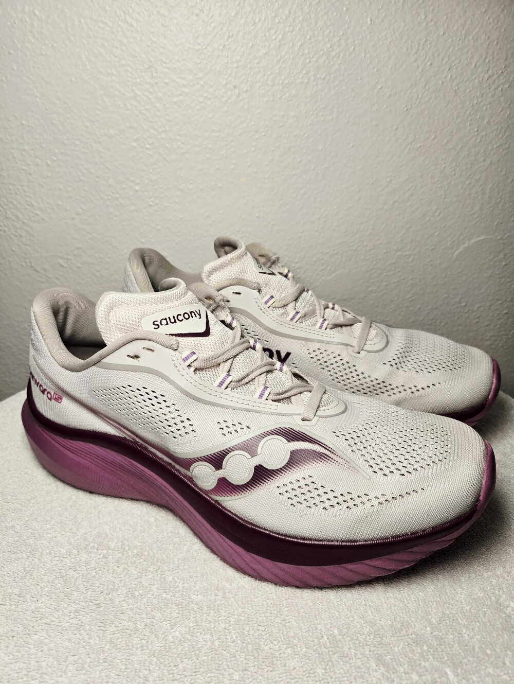 Saucony Kinvara 15 Womens Size 10 Running Shoes Grey White Purple S10967-240